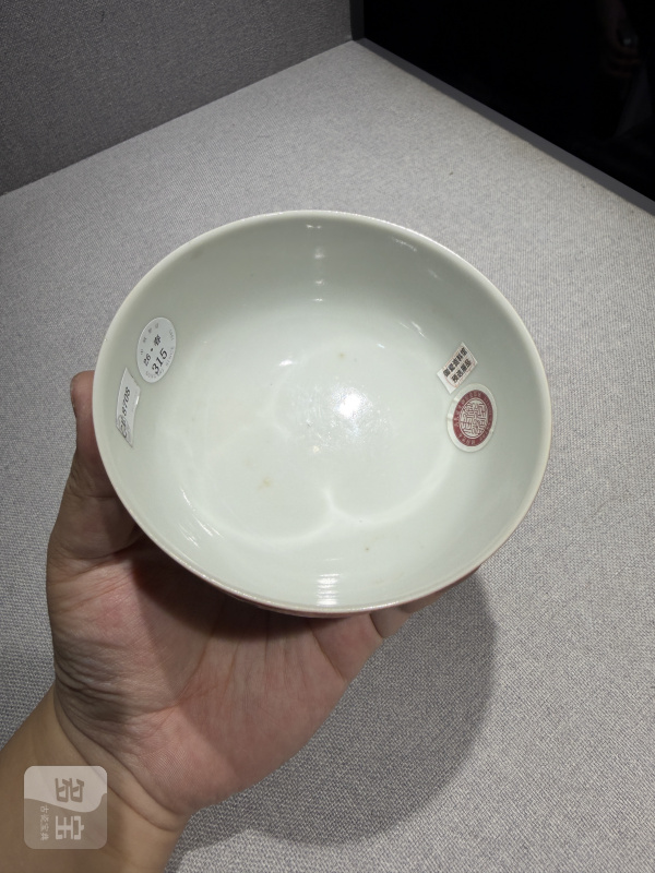 清道光 珊瑚红地洋彩开光花卉纹碗 - 图6